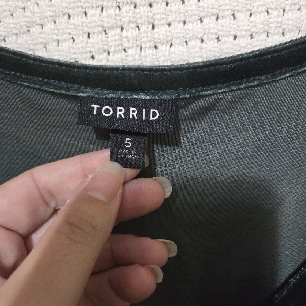 Torrid 5x Velvet Cold Shoulder Top - Emerald Green - Picture 3 of 10
